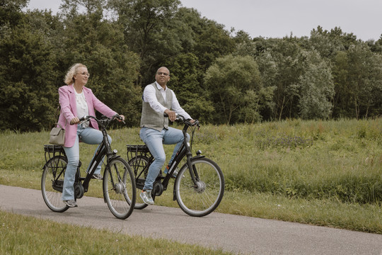 Couple_on_bike_tour